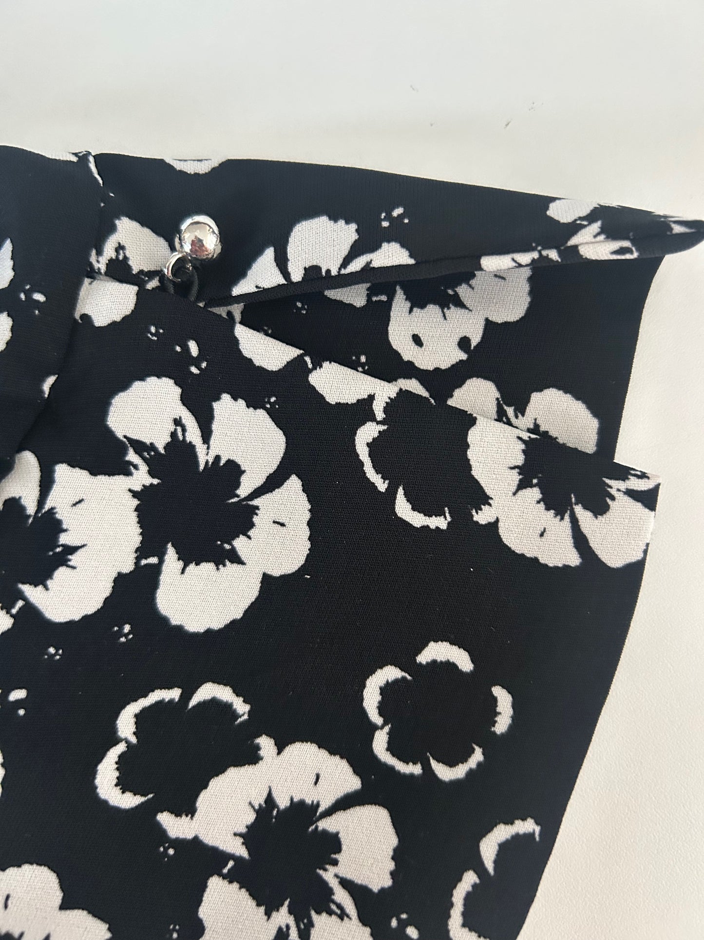 H&M Kleid Damen Gr 38 Schwarz Weiss Blumen Bindegürtel Elegant Klassisch Knielang