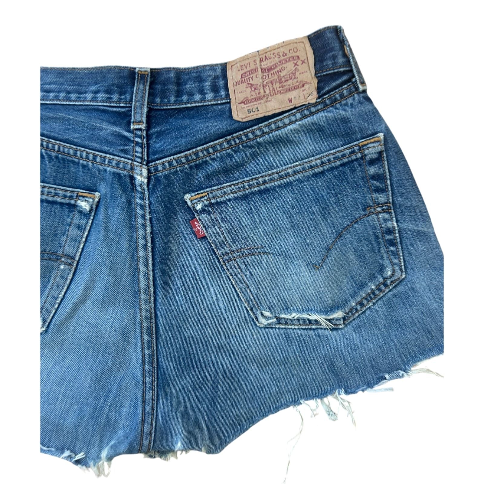 Levis 501 Damen Shorts Jeansshorts W32 Blau Fransen Destroyed Sommer Style