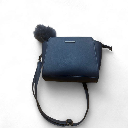 👜 Atmosphere Schultertasche Blau – Kunstleder mit Pompon 💙✨