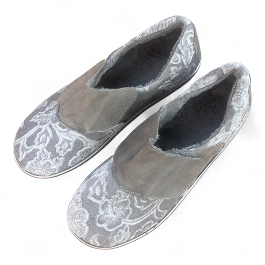 Warme Hausschuhe Gr. 42 grau floral mit Futter Vintage Look Filzoptik